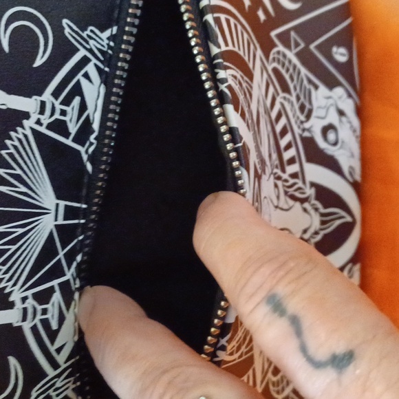 KILLSTAR OCCULT GRAPHIC PENTAGRAM HANDEL HARDWARE KISSLOCK CROSSBODY/SHOULDER - Picture 9 of 16